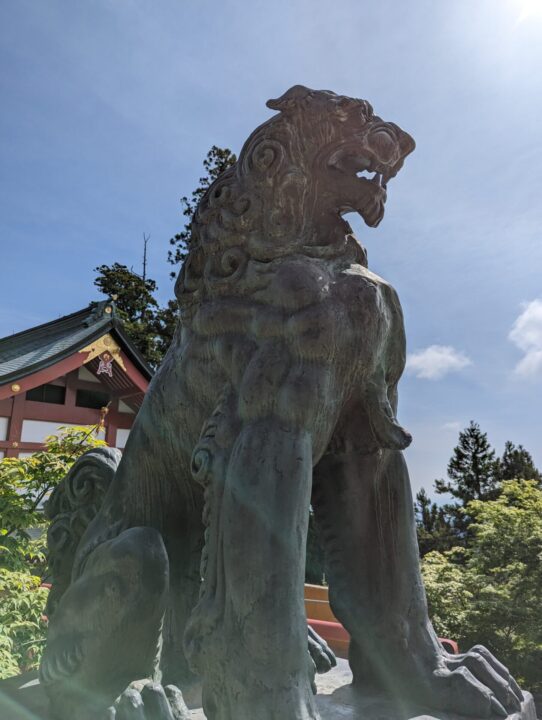 武蔵御岳神社の狛犬　ニホンオオカミです