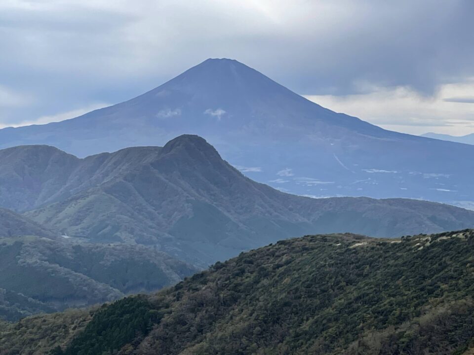 金時山越しの富士山。明神が岳方面から