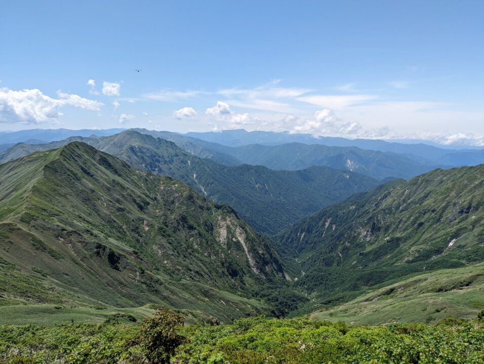 トマの耳からオキの耳の尾根道からの眺め