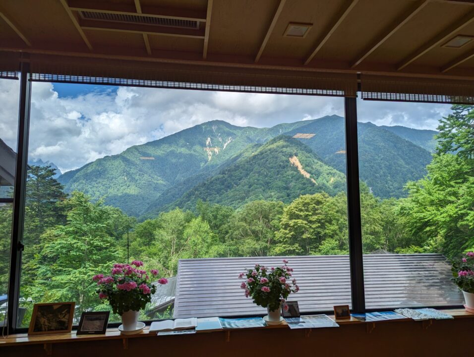 中の湯温泉旅館から笠ヶ岳を望む