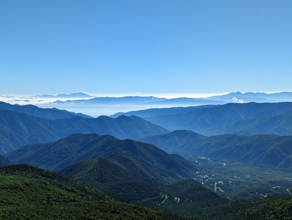 遠くに雲海が見えます