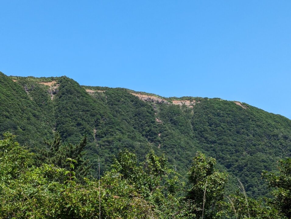 稜線から明神が岳を望む