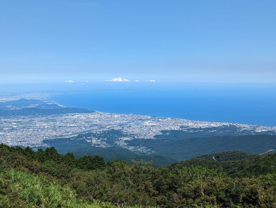 明神が岳山頂付近から相模湾を望む