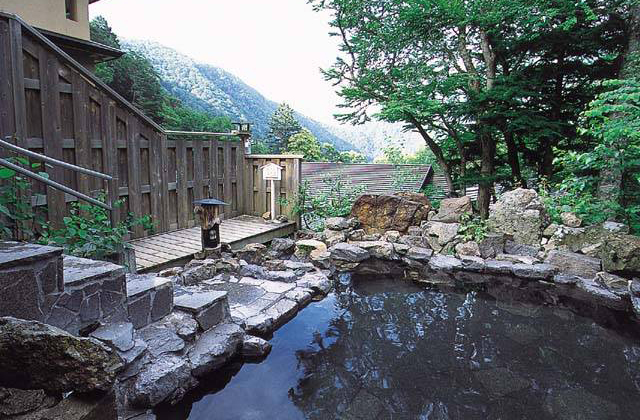 中の湯温泉旅館の露天風呂