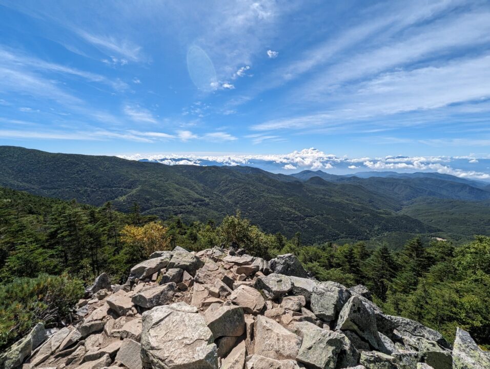 朝日岳のガレ場の眺め