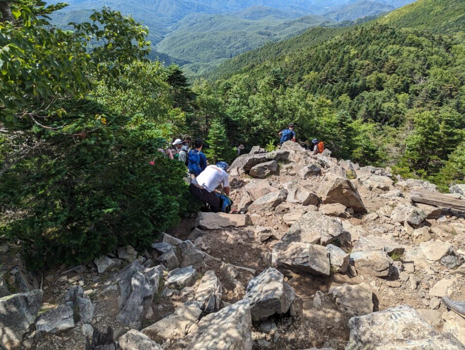 朝日岳のザレ場の下り