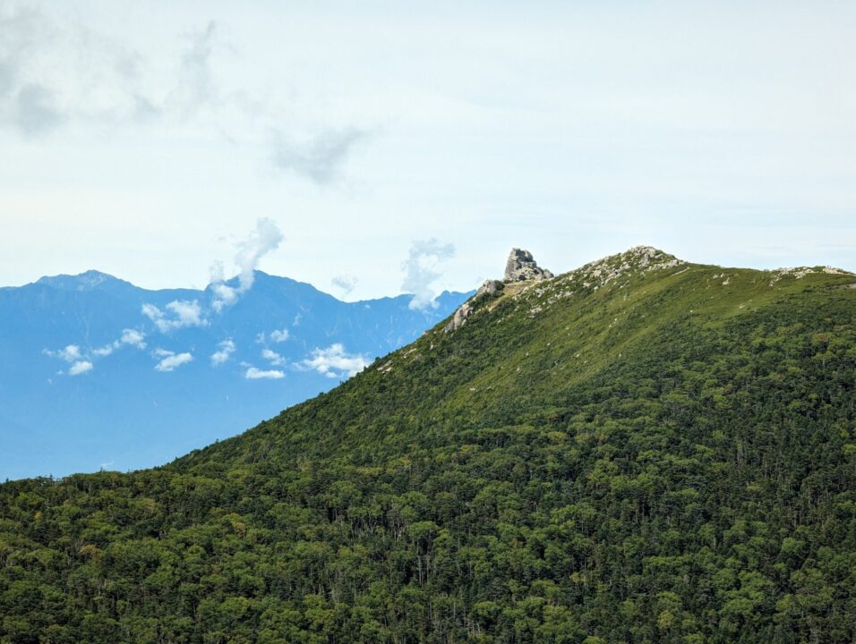 朝日岳山頂から五丈岩を望む