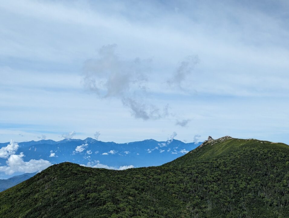 朝日岳から金峰山を望む