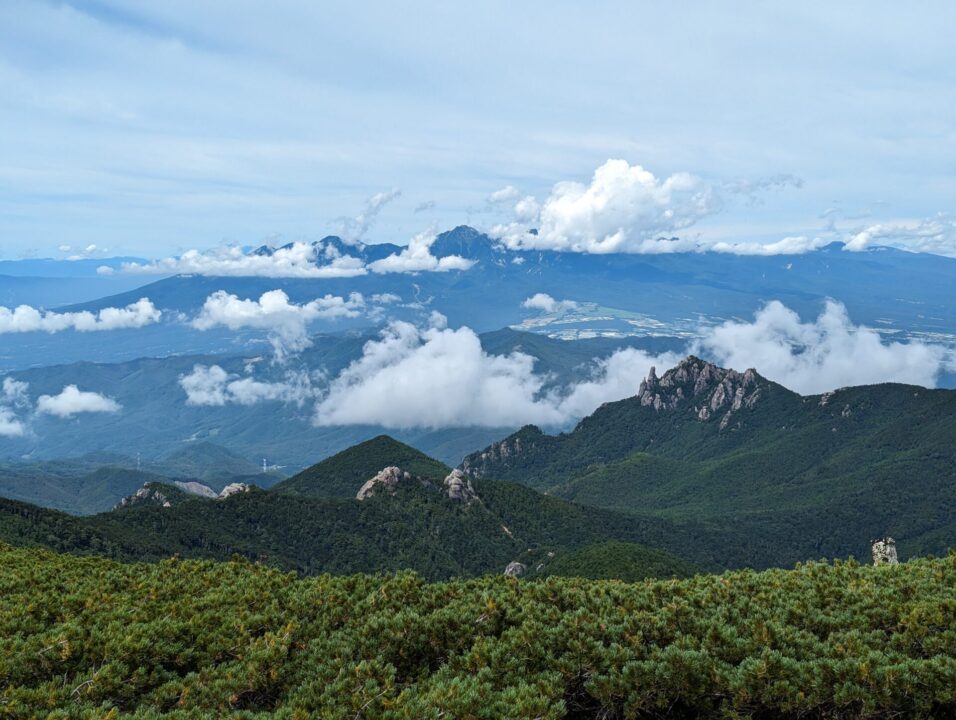 右手前が瑞牆山です。