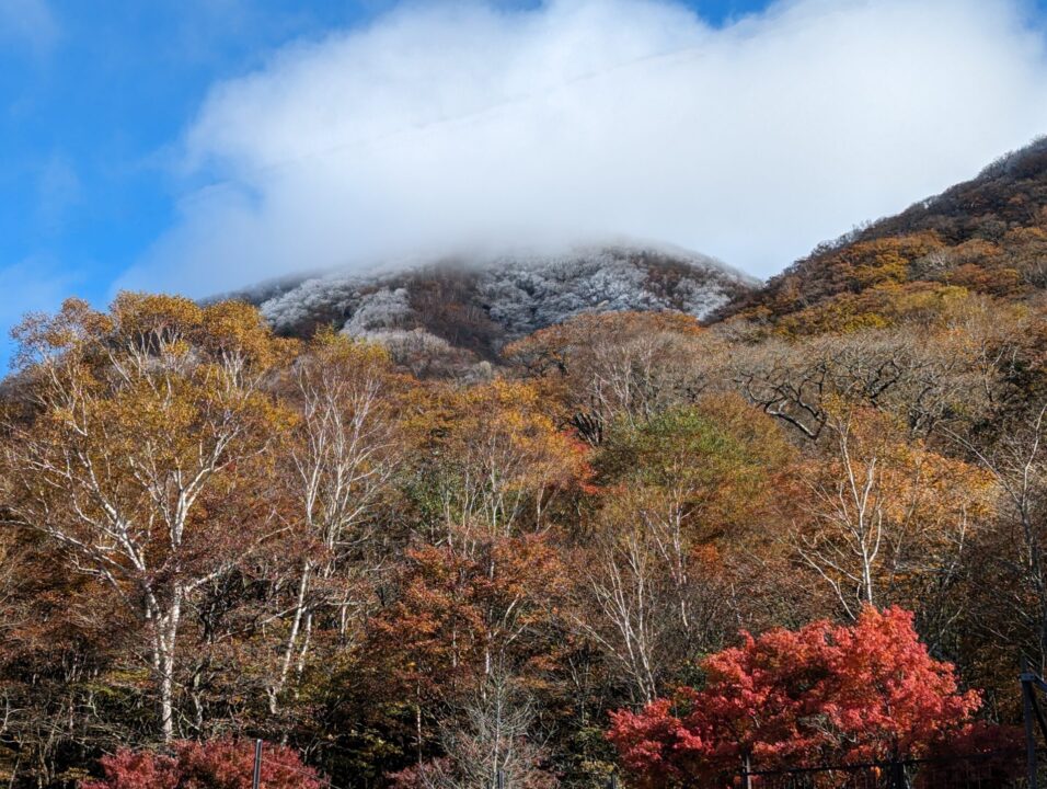 紅葉と黒檜山、雪