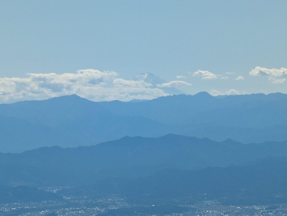 絶景スポットから富士山を望む