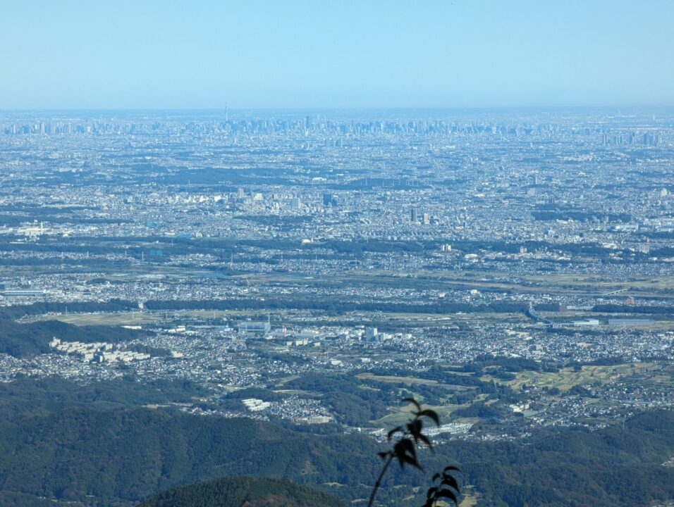 大山山頂から東京ビル群