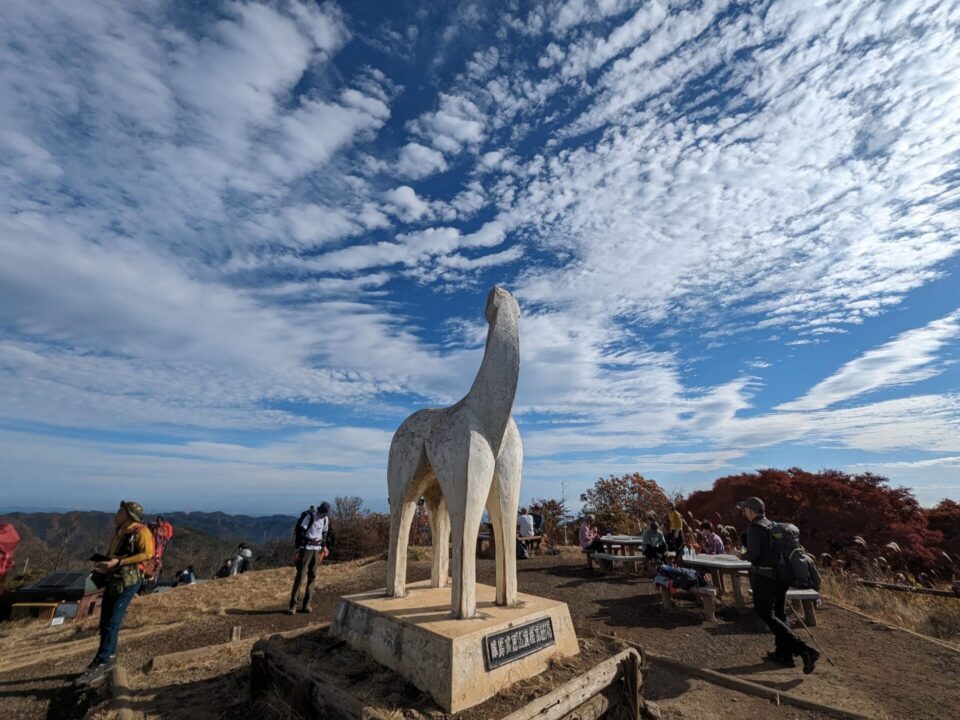 陣馬山の白馬像