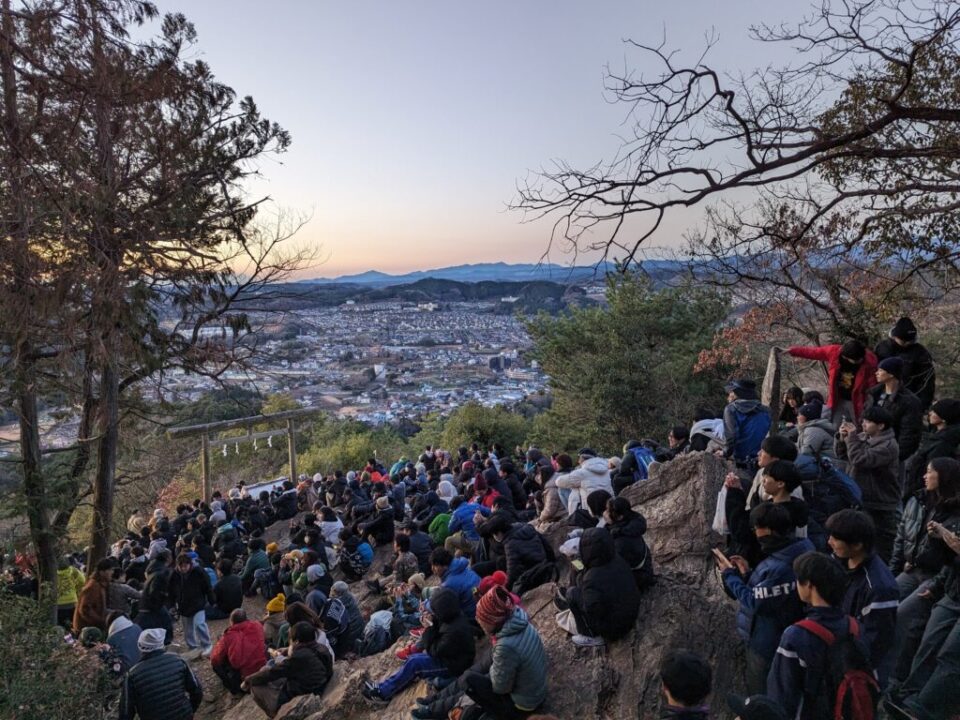 日和田山　金刀比羅神社前で日の出を待つ