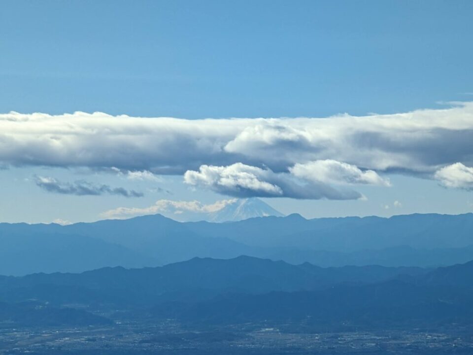 アンテナ群の横から富士山