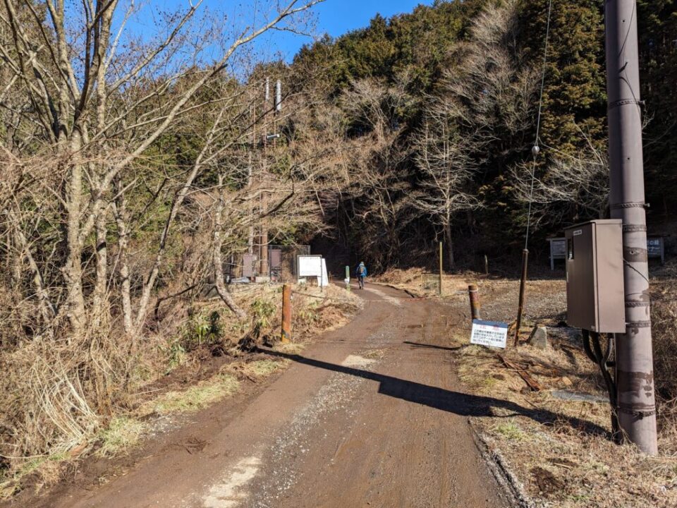 乙女峠への林道入口