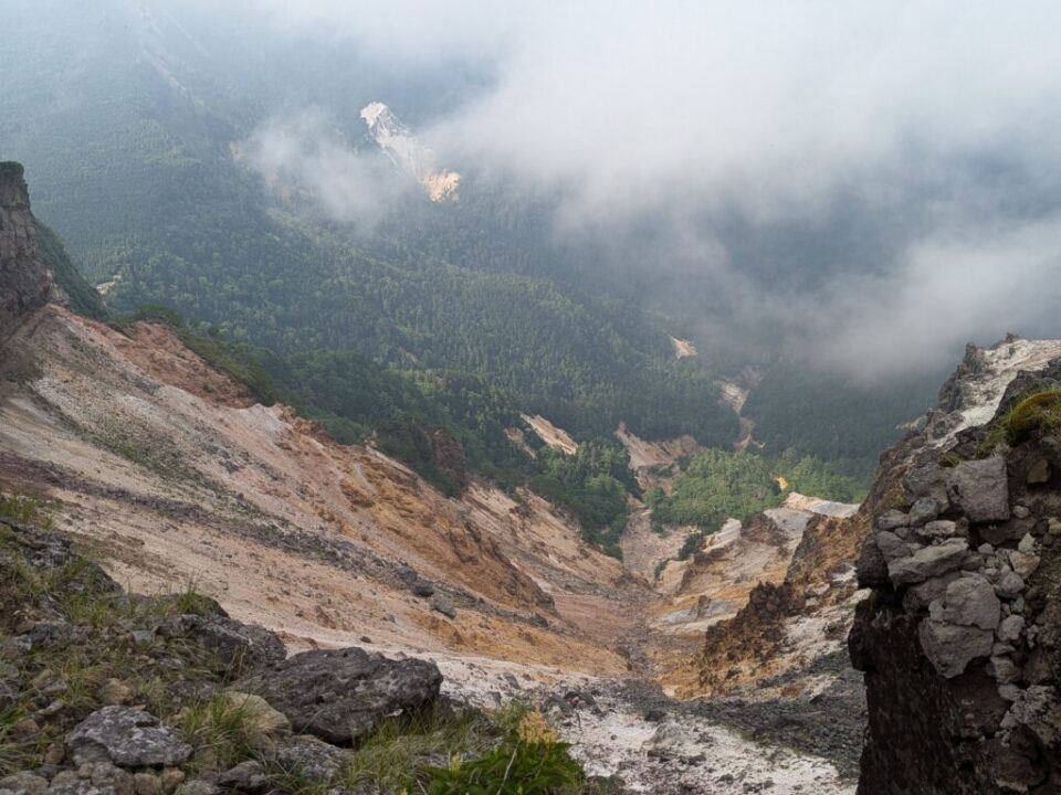 硫黄岳山頂　爆裂火口