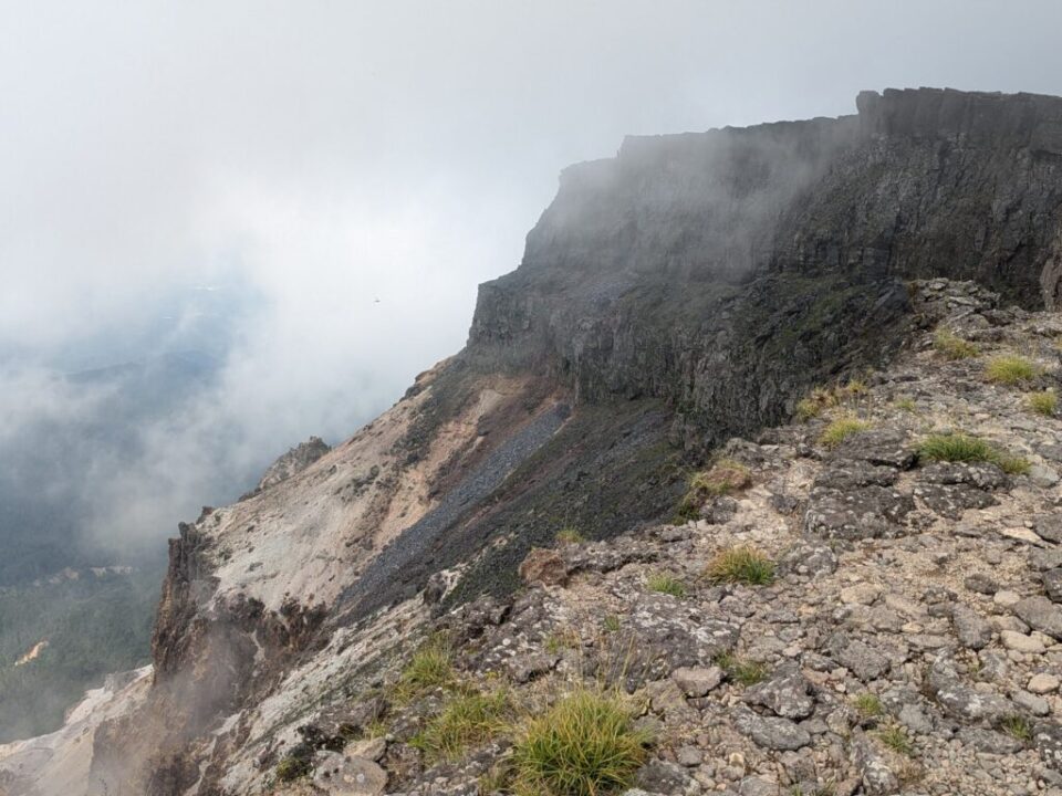 硫黄岳山頂　爆裂火口