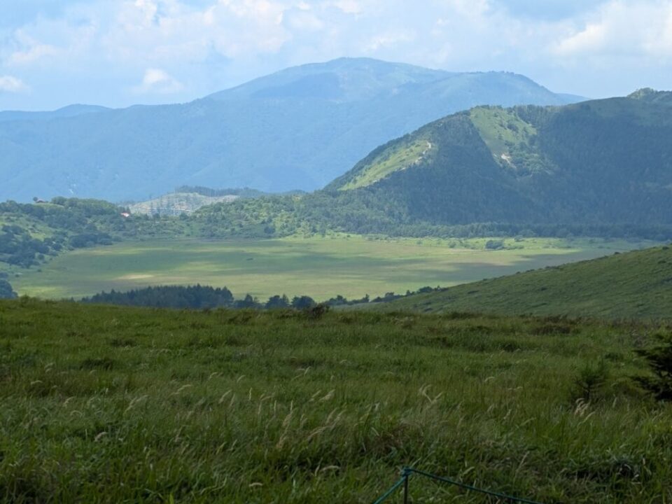 蝶々深山山頂から八島湿原を見下ろす