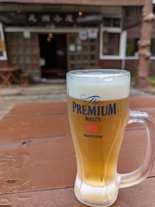 尾瀬小屋でビールで乾杯