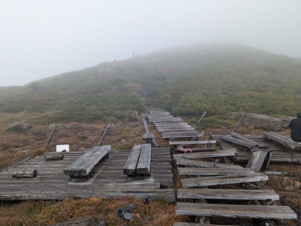 至仏山　山頂への木道