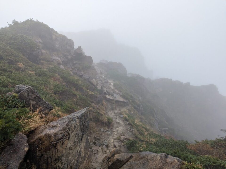 至仏山の稜線