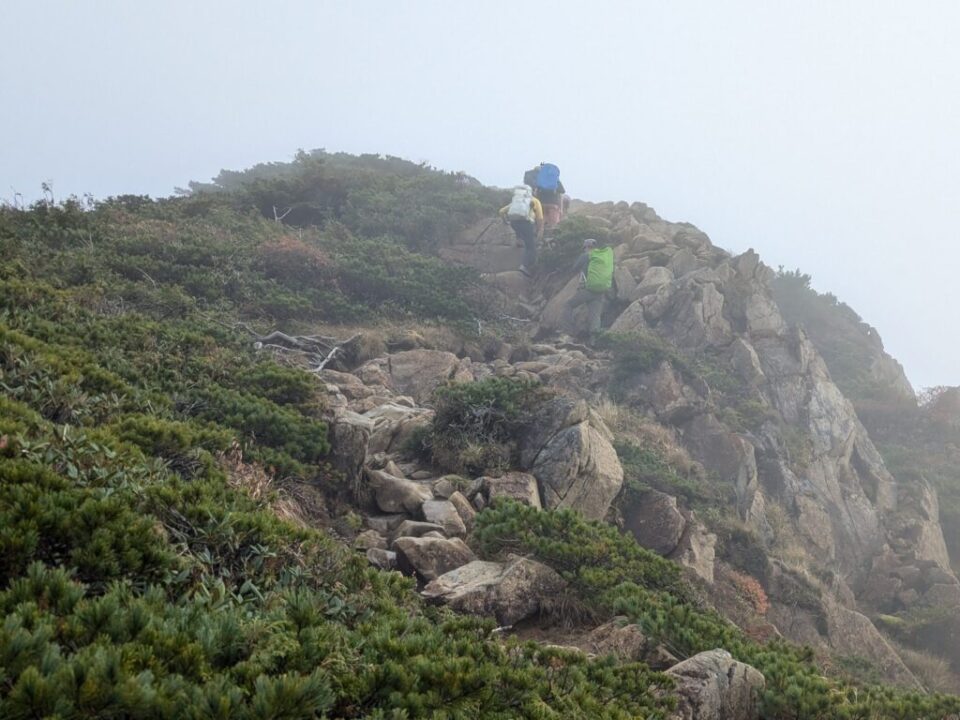 至仏山の稜線