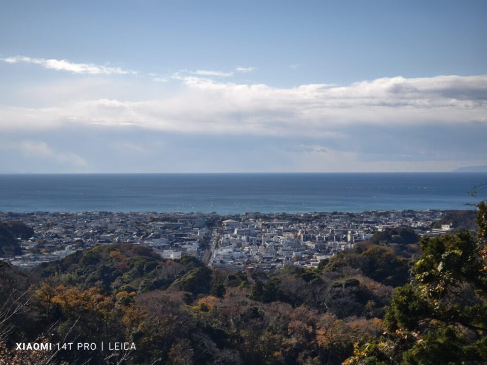 十王岩から鎌倉の街と相模湾を望む