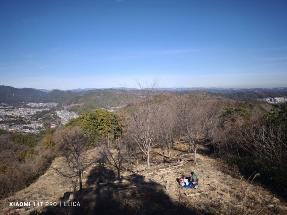 赤ぼっこ山頂からさらに先の広場