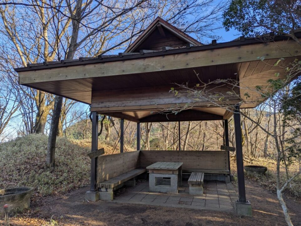 岳ノ台への道の東屋