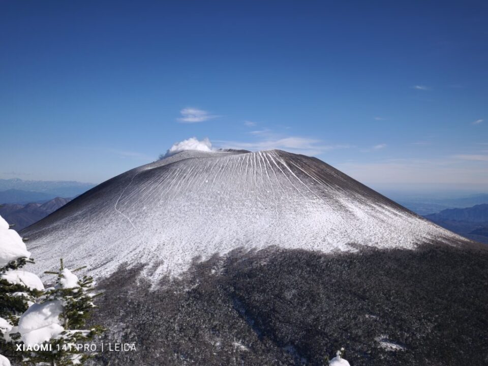 黒斑山から浅間山を望む