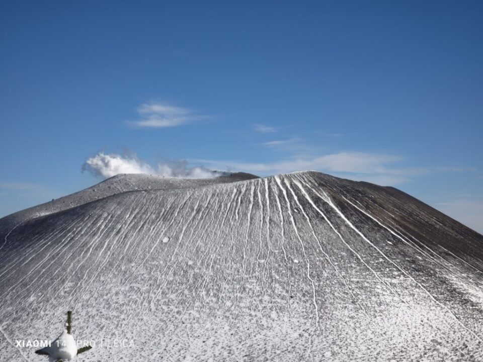 浅間山山頂はガスを吹いています