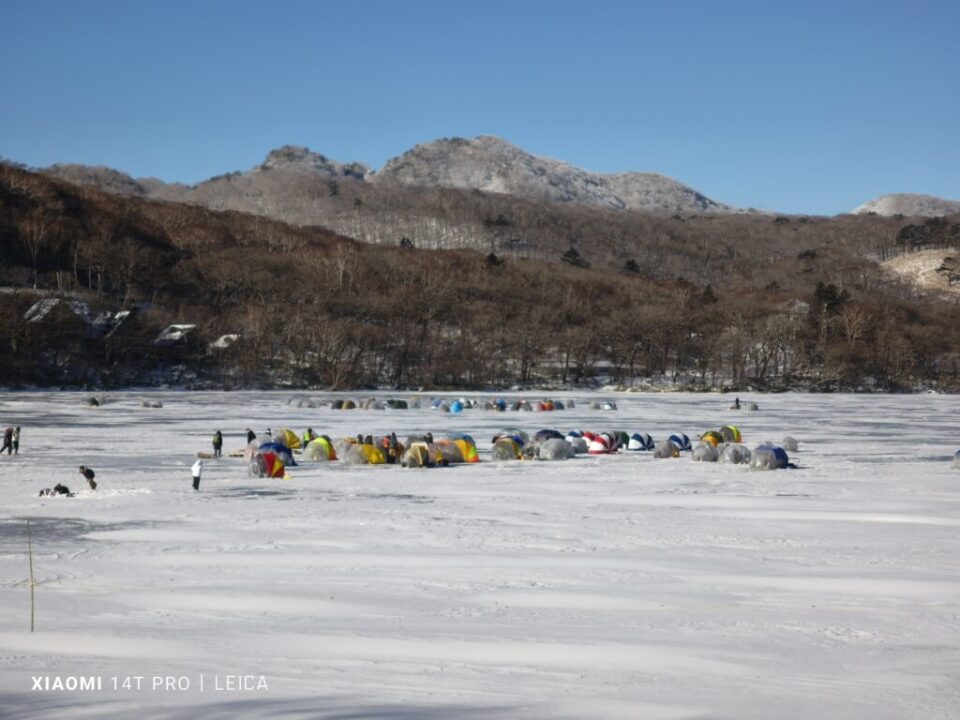 ワカサギ釣りが解禁された大沼