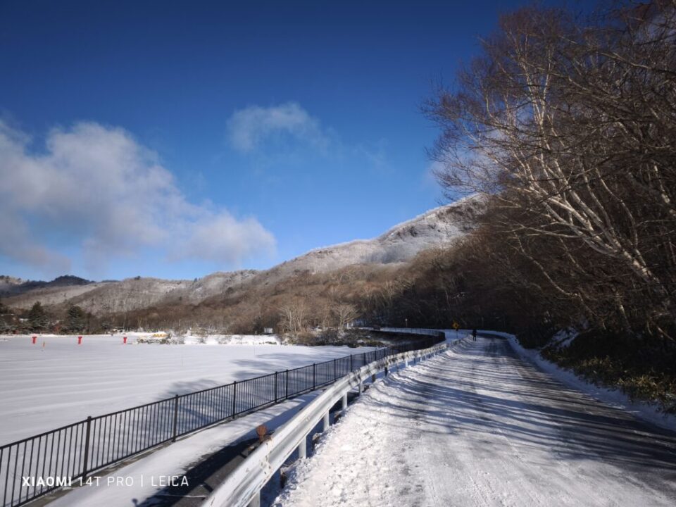 大沼沿いの道を登山口へ