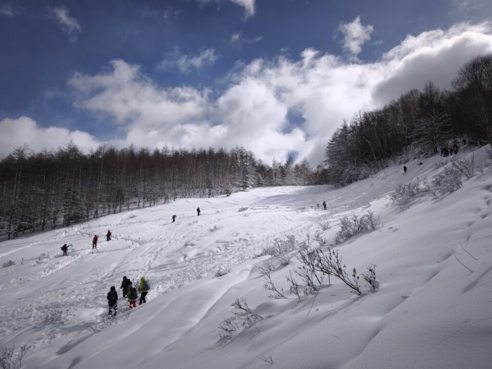 入笠高原　斜面ではソリで遊ぶ人も