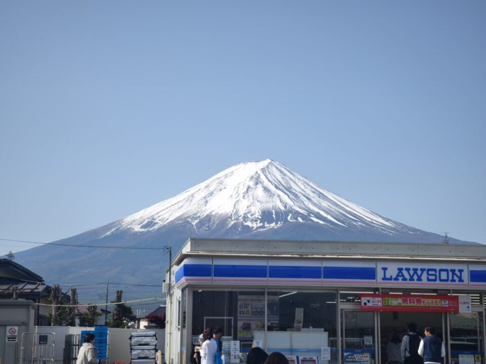 河口湖近くのコンビニ越しの富士山
