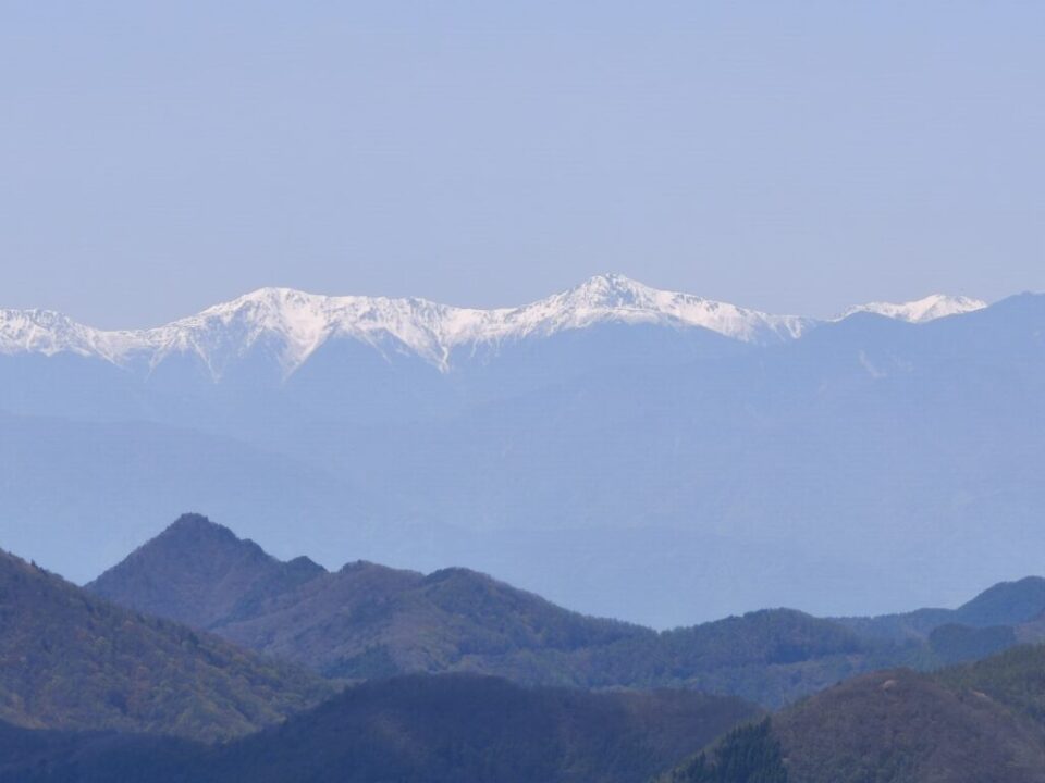 三ツ峠山頂から北岳を望む
