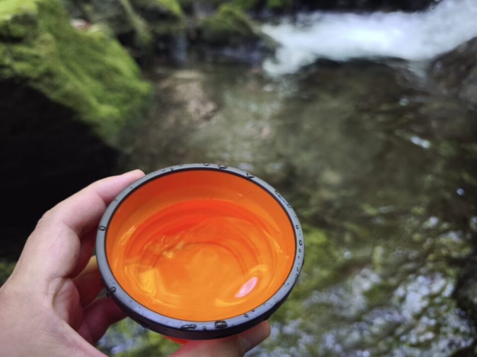 川苔山登山道の沢の水をいただく