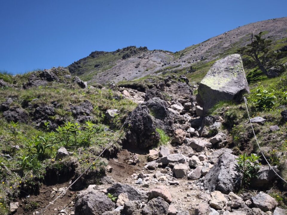 日光白根山 ガレ場