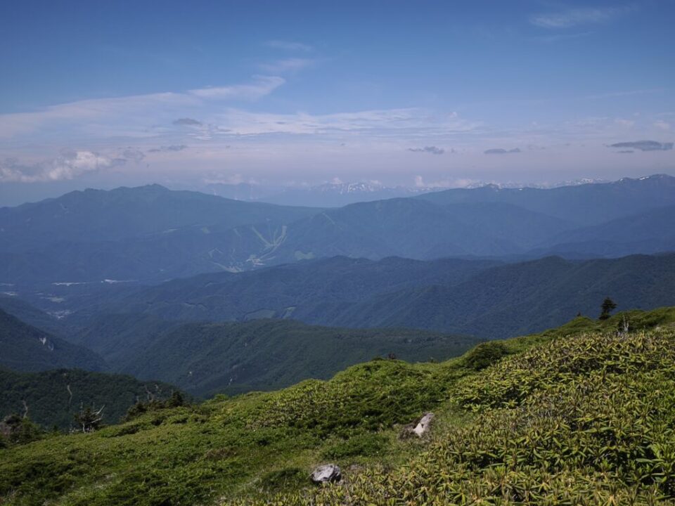 日光白根山から谷川岳を望む