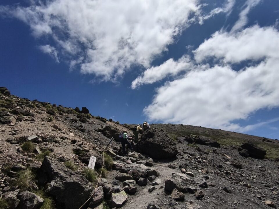 日光白根山 ガレ場