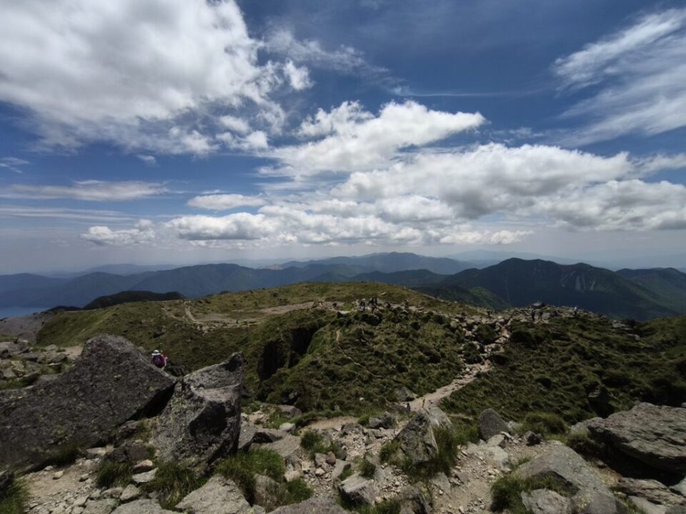 山頂から登ってきた道を振り返る