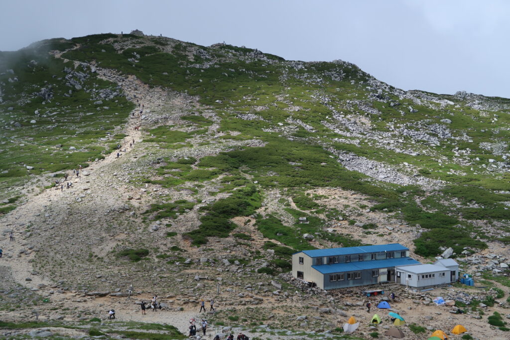 頂上山荘と木曽駒ケ岳