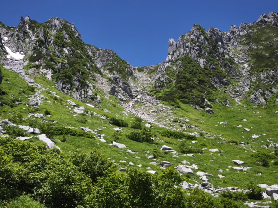 中央の窪みが登山道