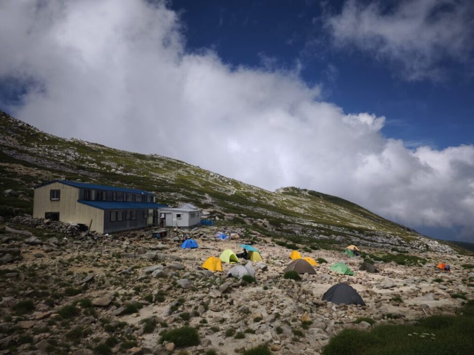 頂上山荘とテント場⛺