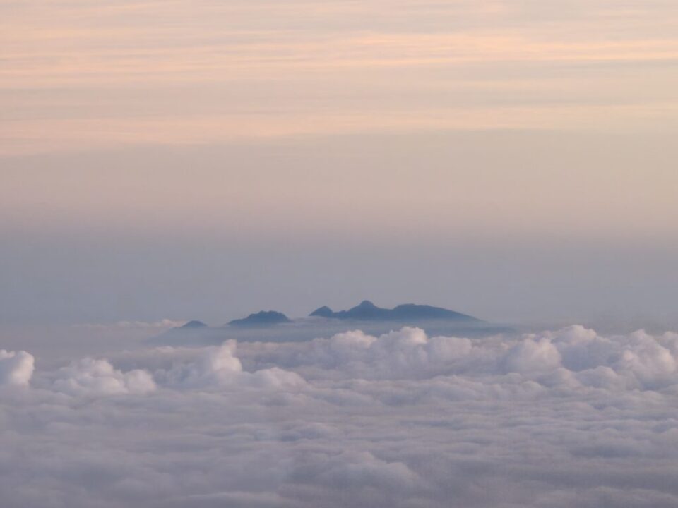 雲海に浮かぶ八ヶ岳