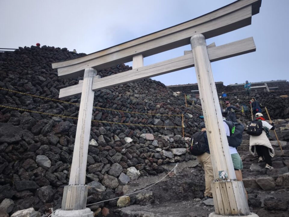 山頂直下の鳥居