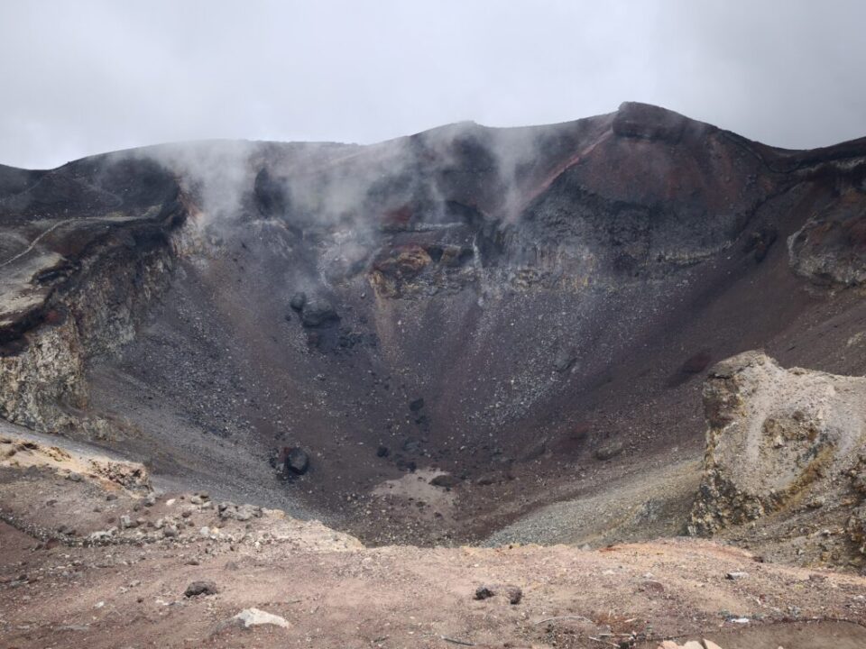 剣ヶ峰から見る火口