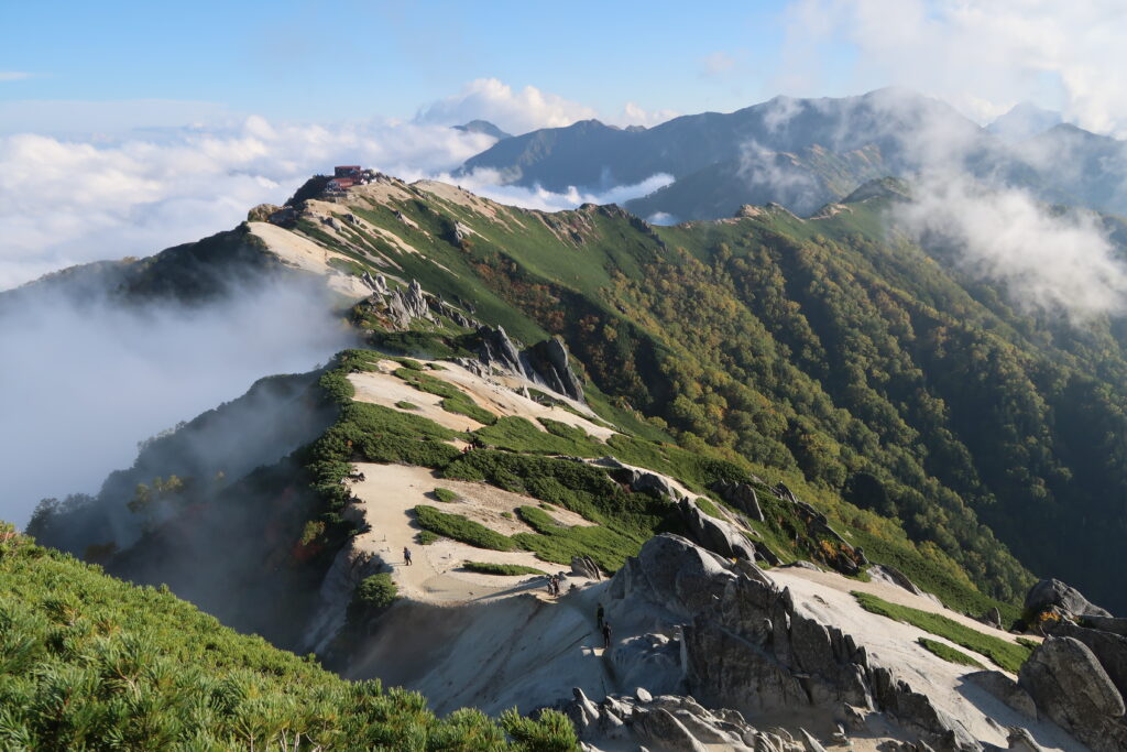 燕岳から燕山荘への稜線