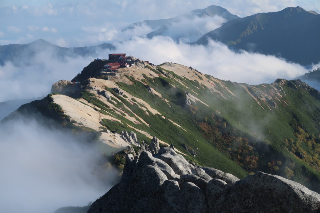 燕岳から燕山荘への稜線